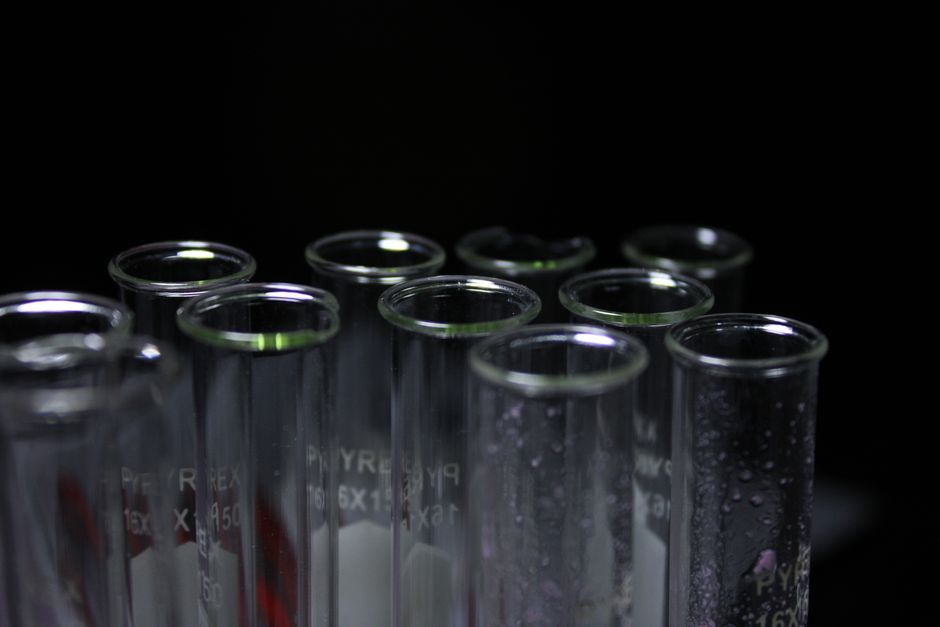 Warum klebt Kleber nicht in der Tube? Die Wissenschaft dahinter