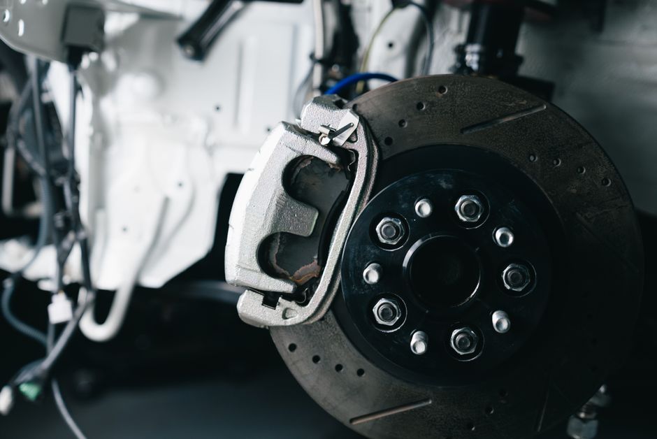Die Evolution der Bremsanlage im Auto: Von Holzklotz zu ABS und Regenerativbremsen
